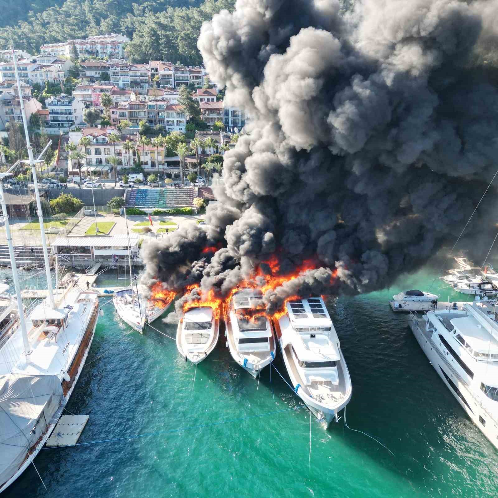 Fethiye’de 4 tekneyi küle çeviren yangın söndürüldü