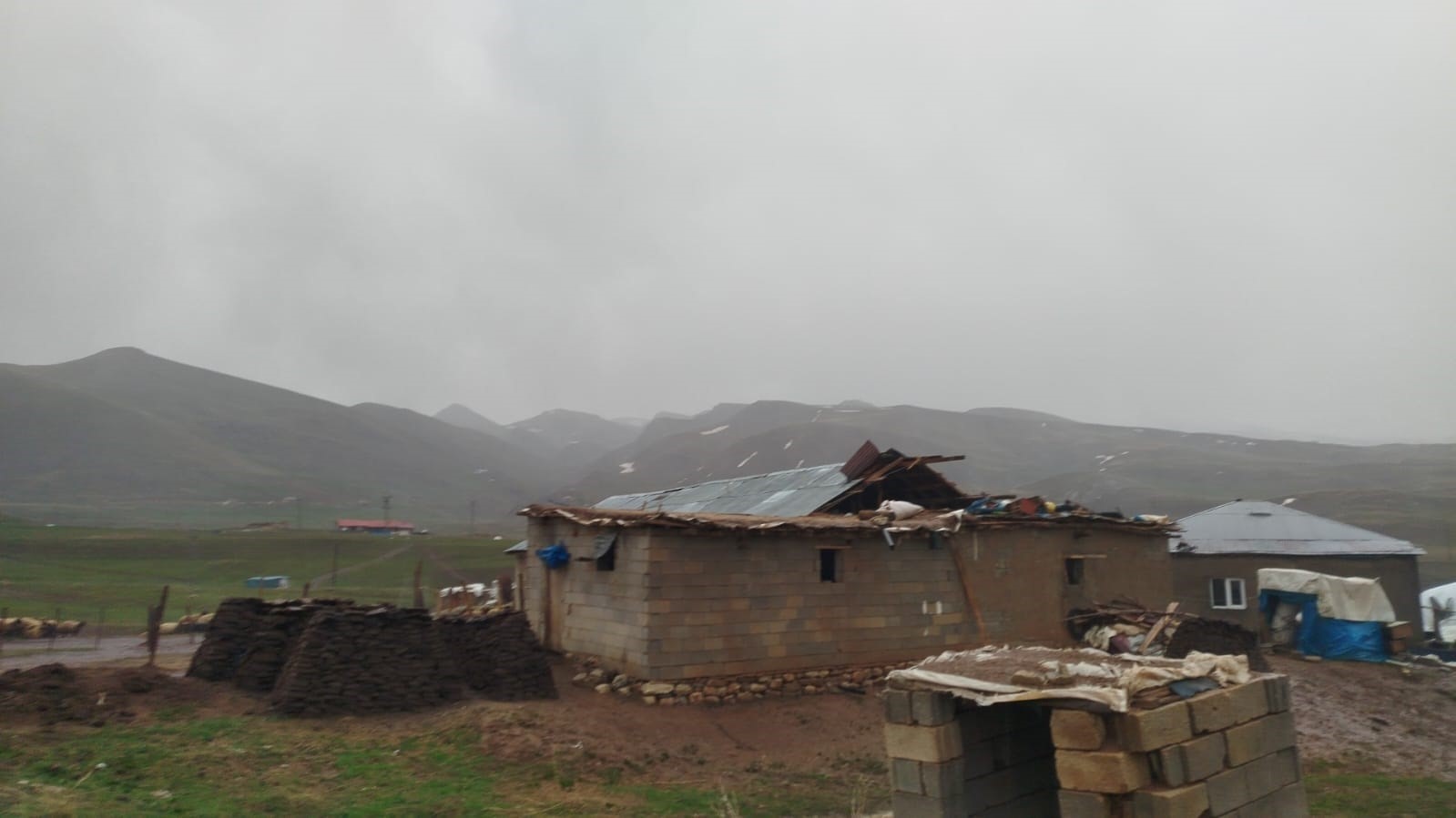Şırnak’ta fırtına, ev ve ağılın çatısını uçurdu