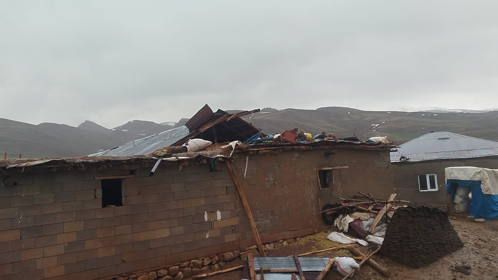 Şırnak&rsquo;ta fırtına, ev ve ağılın &ccedil;atısını u&ccedil;urdu
