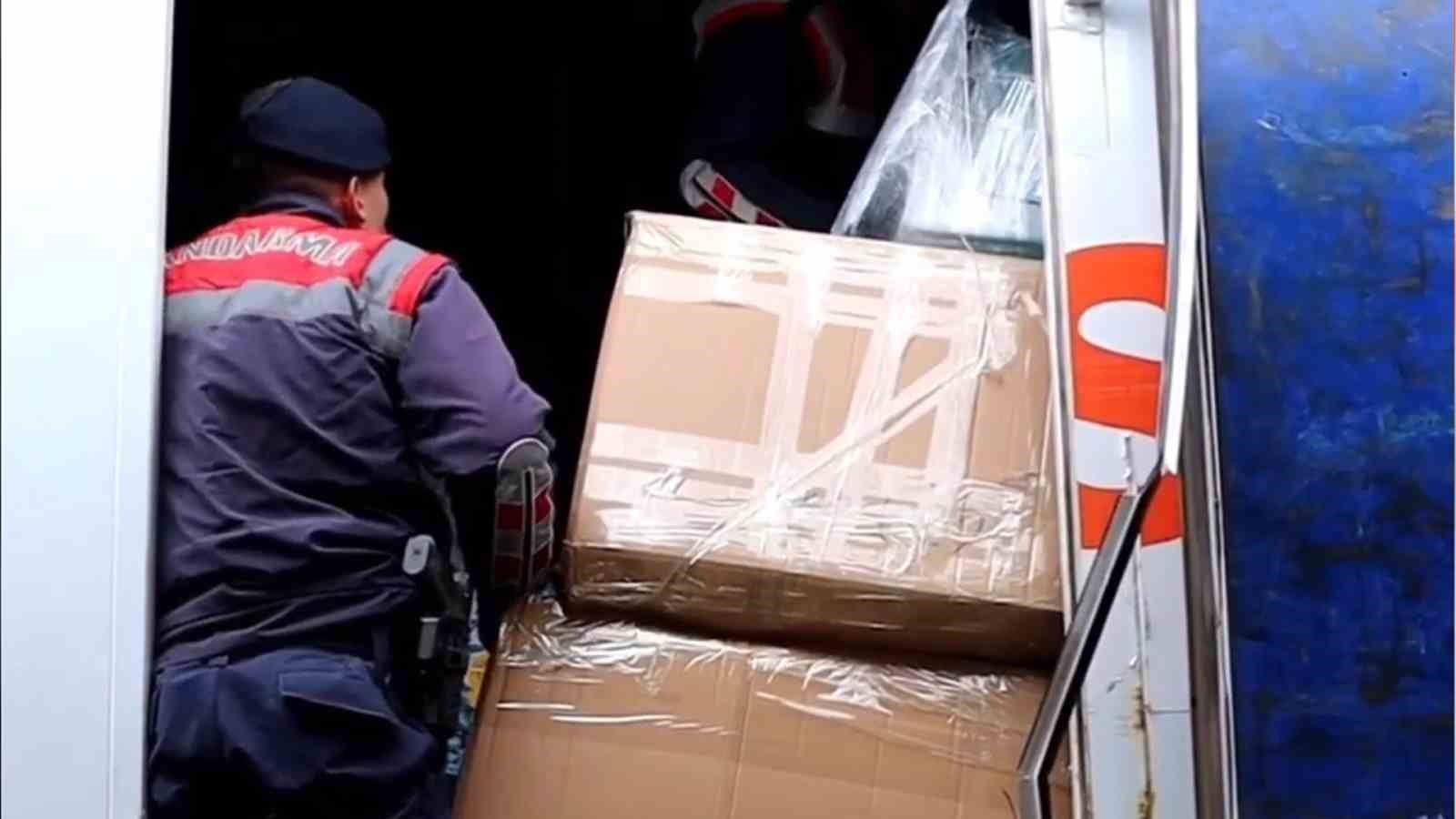 T&uuml;t&uuml;n arama k&ouml;peğiyle tırda yapılan aramada &ccedil;ok sayıda ka&ccedil;ak &uuml;r&uuml;n ele ge&ccedil;irdi
