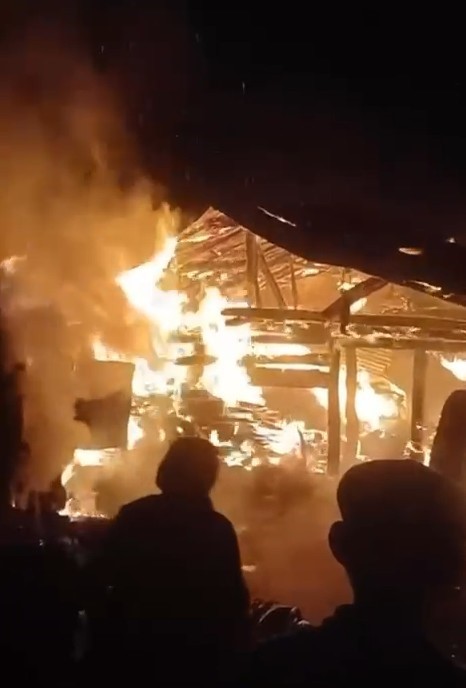 Buzağıyı ısıtmak isterken samanlığı yaktı