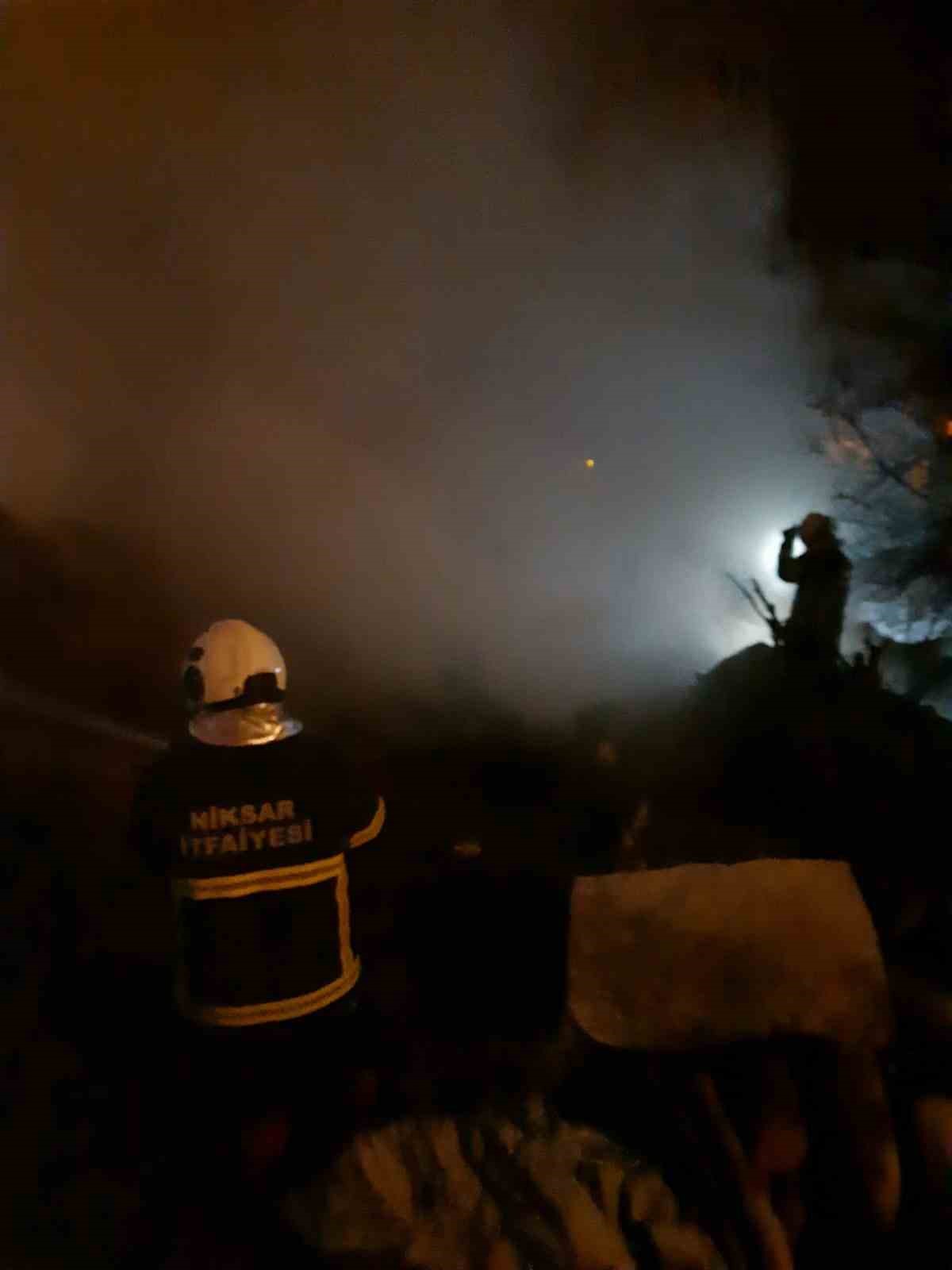 Buzağıyı ısıtmak isterken samanlığı yaktı
