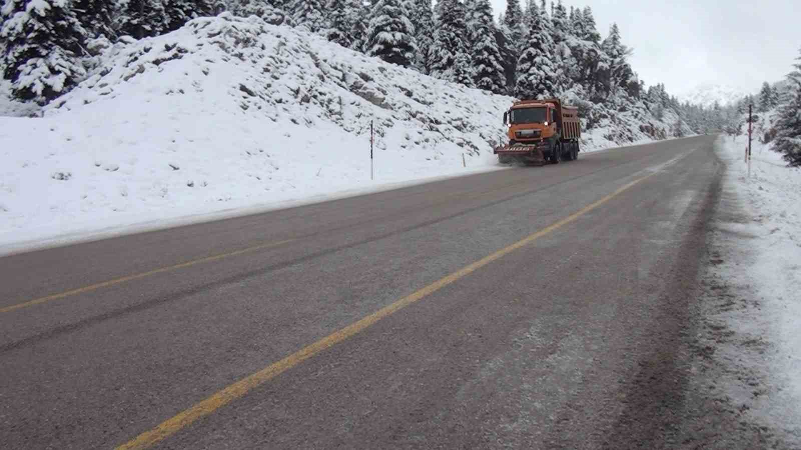 Antalya-Konya karayolunda kar etkisini kaybetti