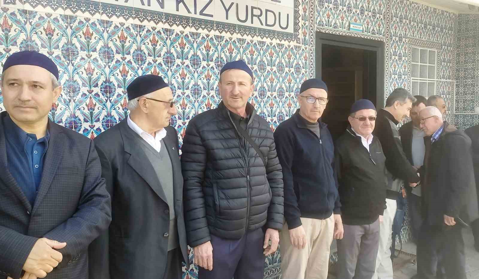 Hisarcık’ta 20 kişilik umre kafilesi dualarla uğurlandı