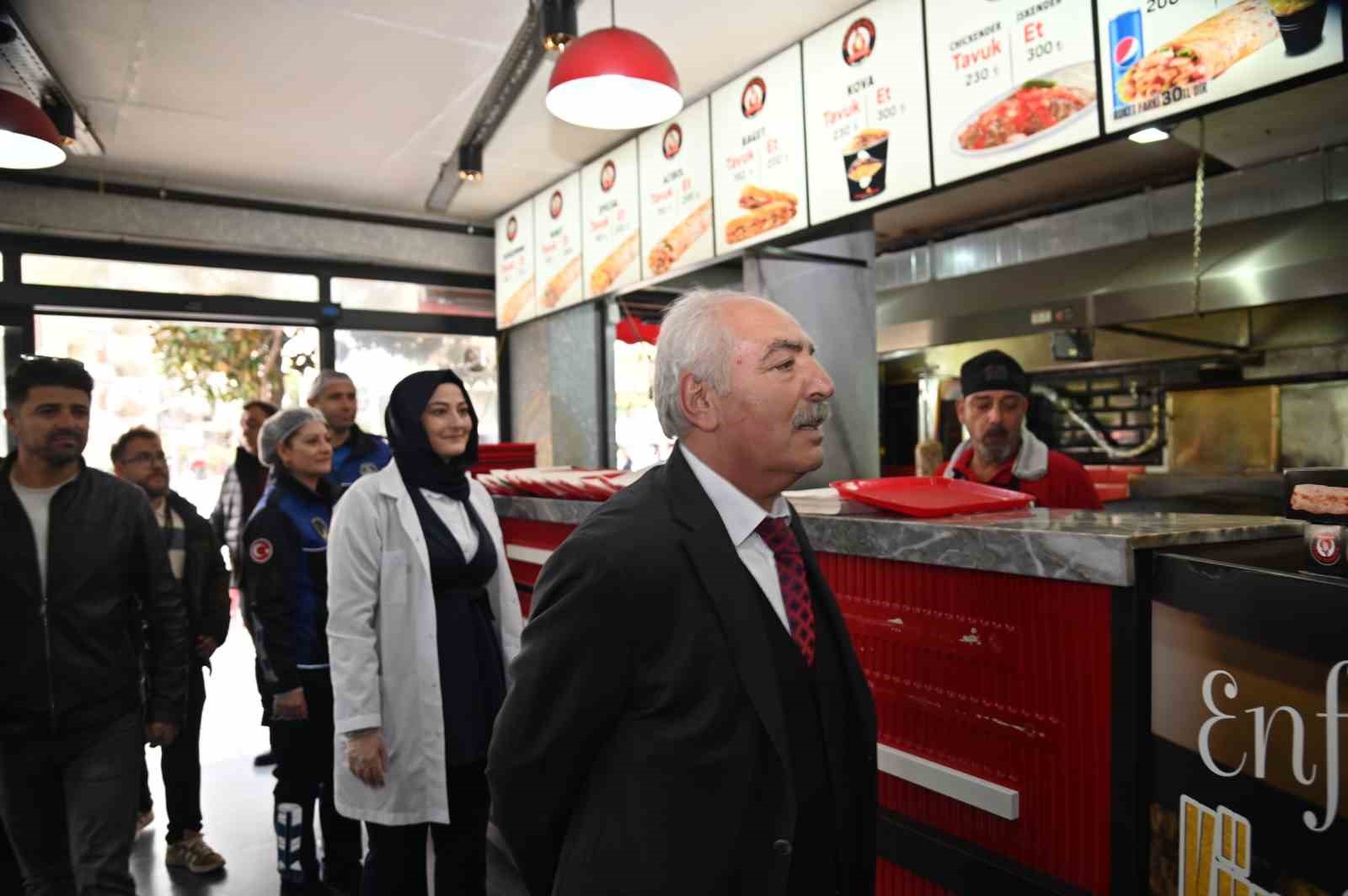 Manisa Zabıtasından d&ouml;nercilere denetim
