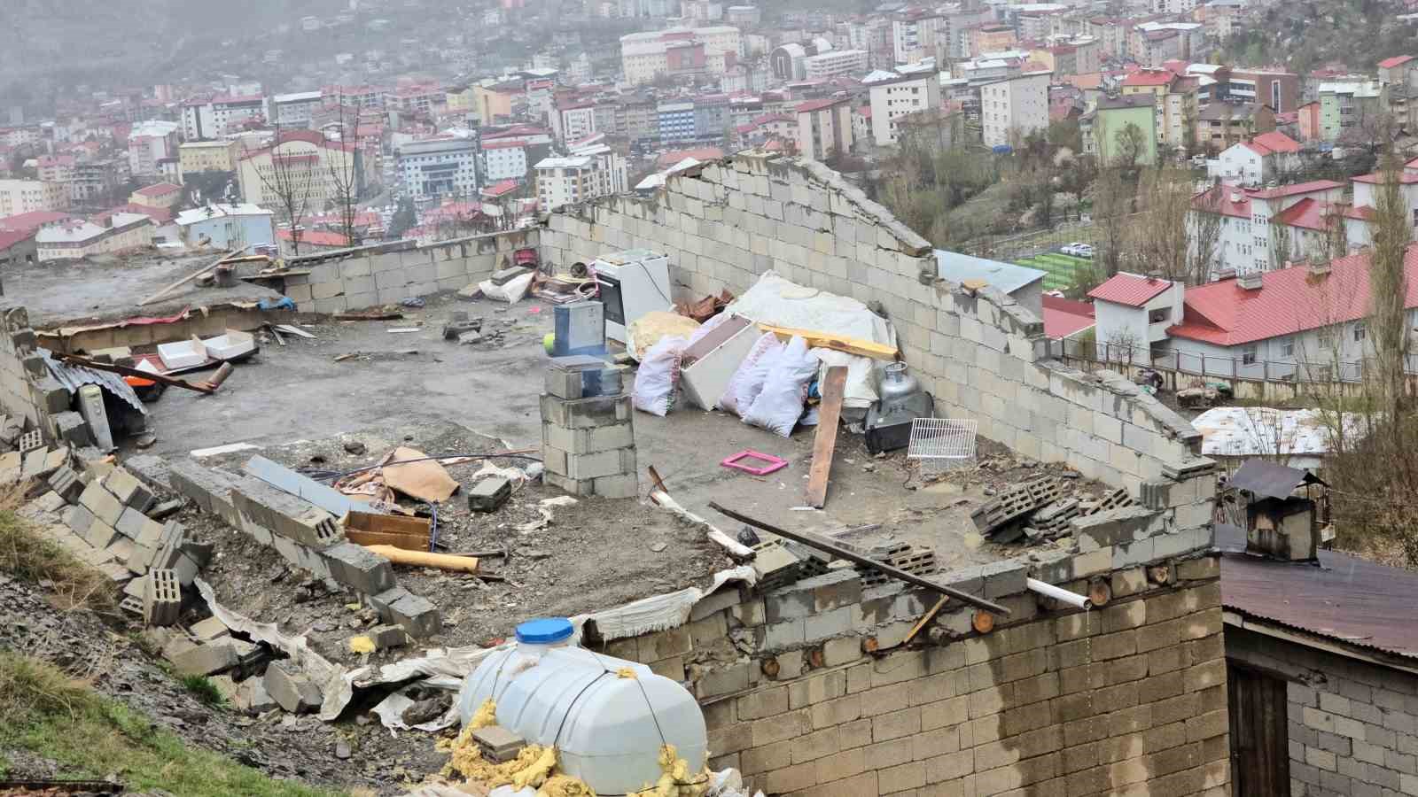 Fırtınanın bilançosu ağır oldu: 93 çatı uçtu, 3 sel baskını yaşandı