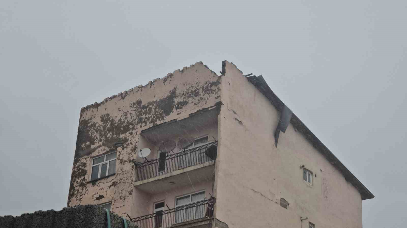 Fırtınanın bilan&ccedil;osu ağır oldu: 93 &ccedil;atı u&ccedil;tu, 3 sel baskını yaşandı
