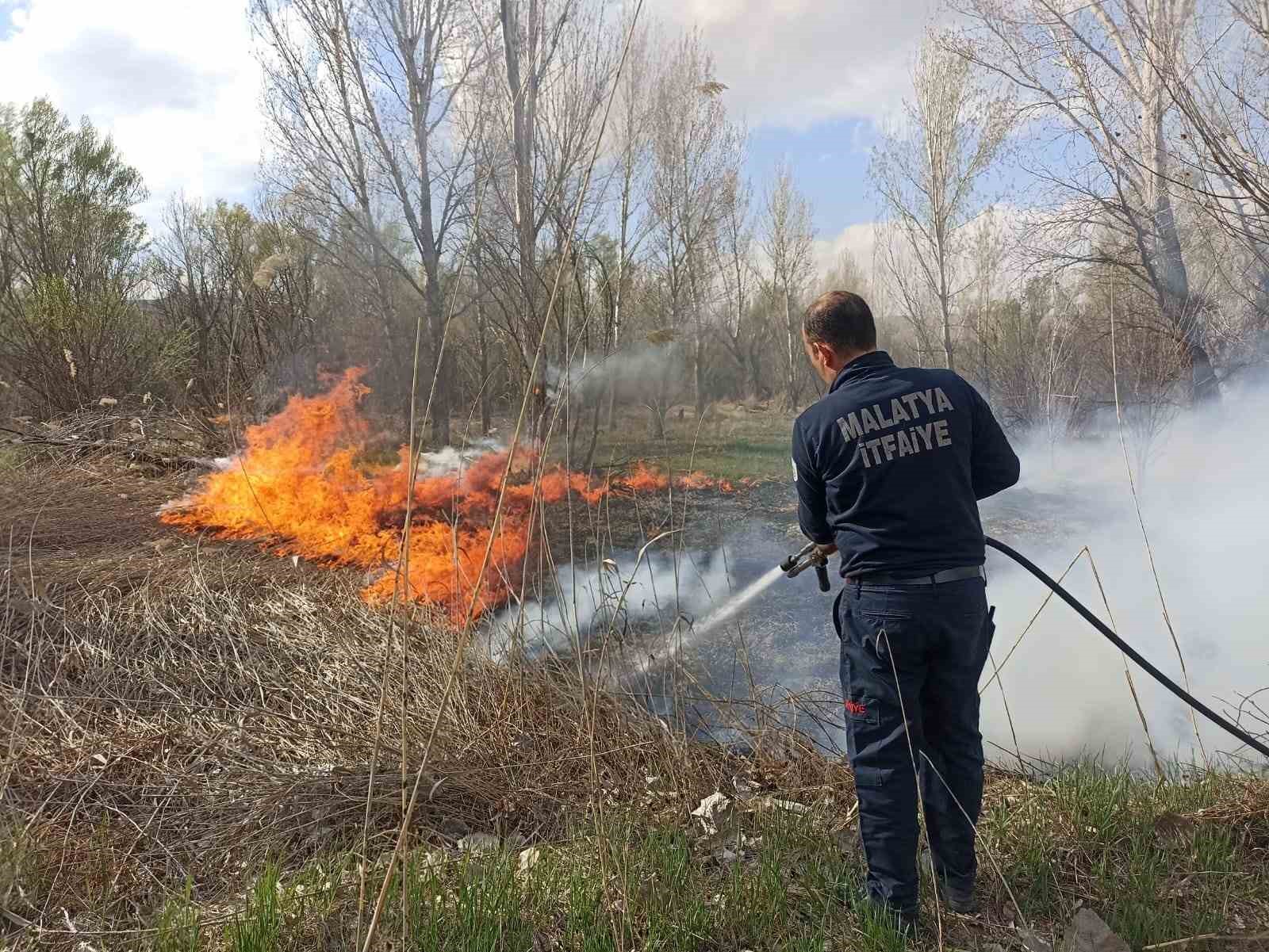 Malatya’da üç ayrı noktada bahçe ve sazlık yangını