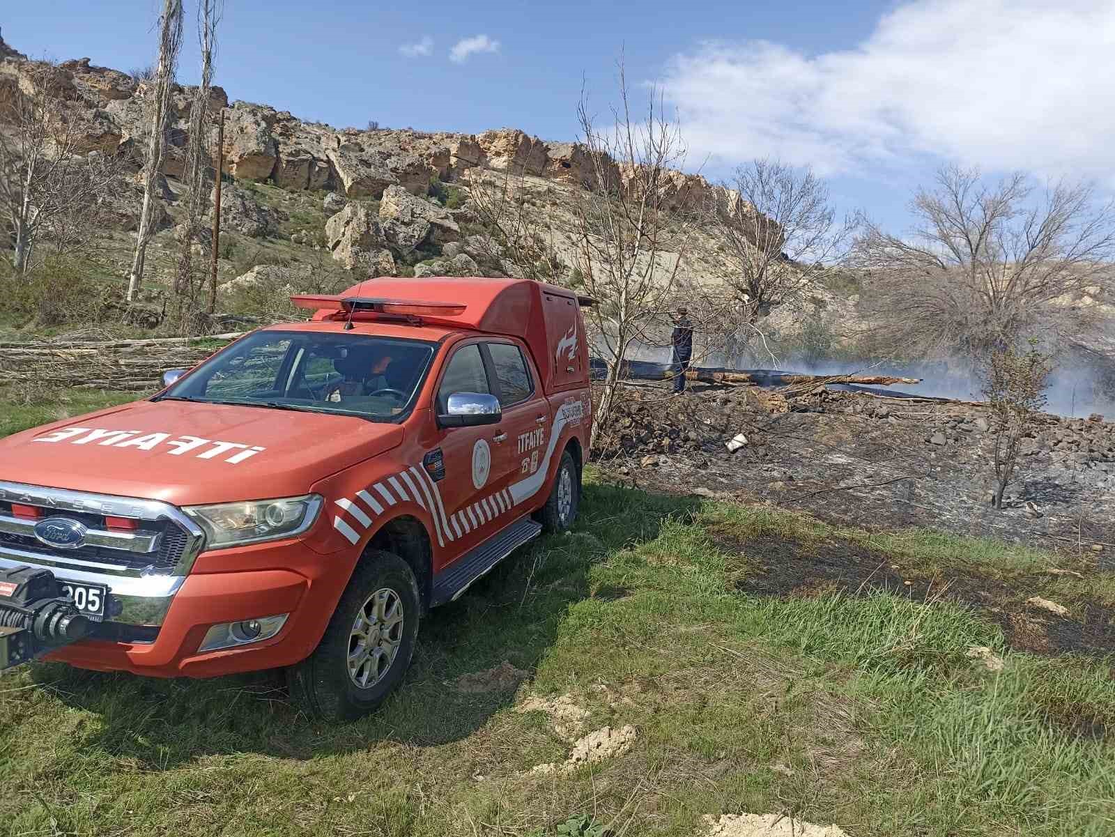 Malatya&rsquo;da &uuml;&ccedil; ayrı noktada bah&ccedil;e ve sazlık yangını
