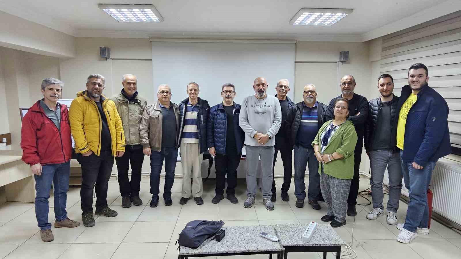 Nazillili fotoğraf tutkunları yeni teknolojileri öğreniyor