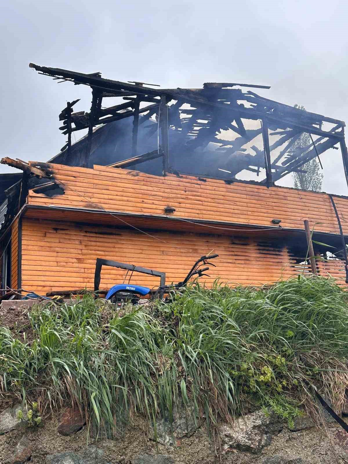 Artvin&rsquo;de &ccedil;ıkan yangından ahşap ev kullanılamaz hale geldi
