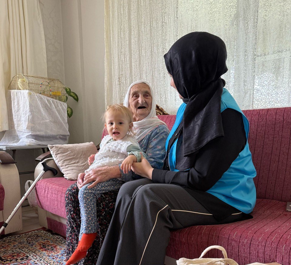 Sakarya’nın 105 yaşındaki çınarına tebessüm oldular