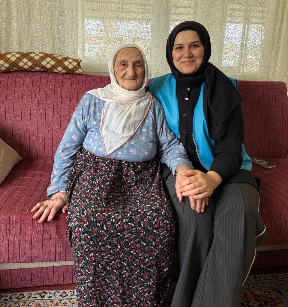 Sakarya&rsquo;nın 105 yaşındaki &ccedil;ınarına tebess&uuml;m oldular
