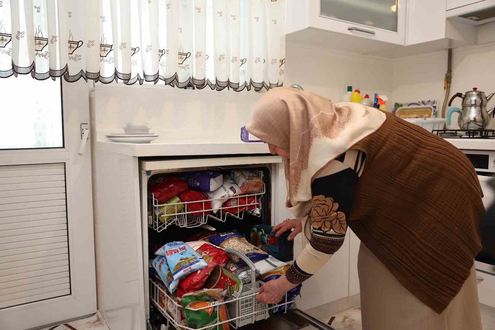 45 yıldır eski kıyafetleri evinde yıkayıp &uuml;t&uuml;ledikten sonra ihtiya&ccedil; sahiplerine ulaştırıyor
