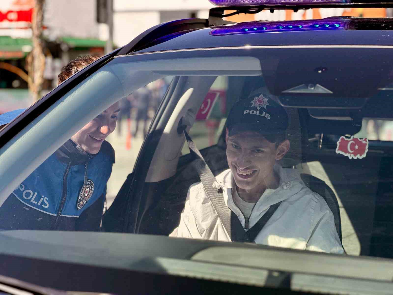 Polis haftası kutlamalarında Serebral palsi hastası Cem Özen’in mutluluğu duygulandırdı