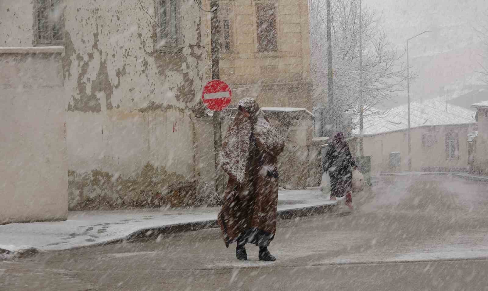 Beklenen Nisan karı geldi: Bayburt’a lapa lapa kar yağdı