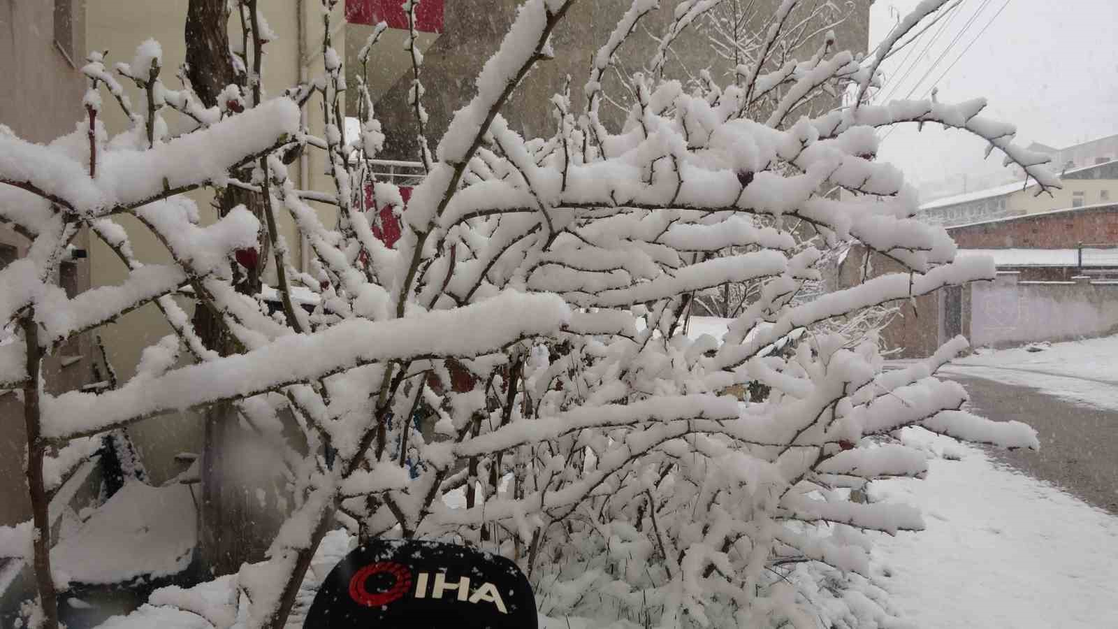 Beklenen Nisan karı geldi: Bayburt&rsquo;a lapa lapa kar yağdı
