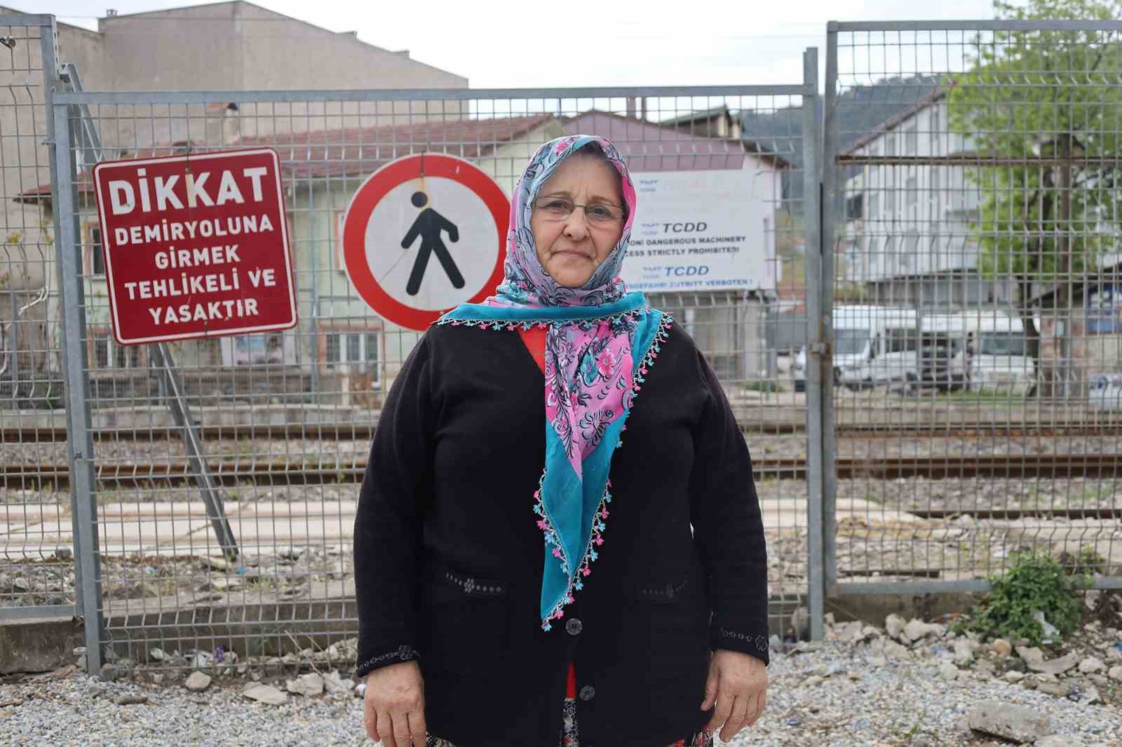 Sakarya B&uuml;y&uuml;kşehir o mahalledeki yılların sorununu &ccedil;&ouml;z&uuml;yor: Hemzemin ge&ccedil;it aktif duruma getirilecek
