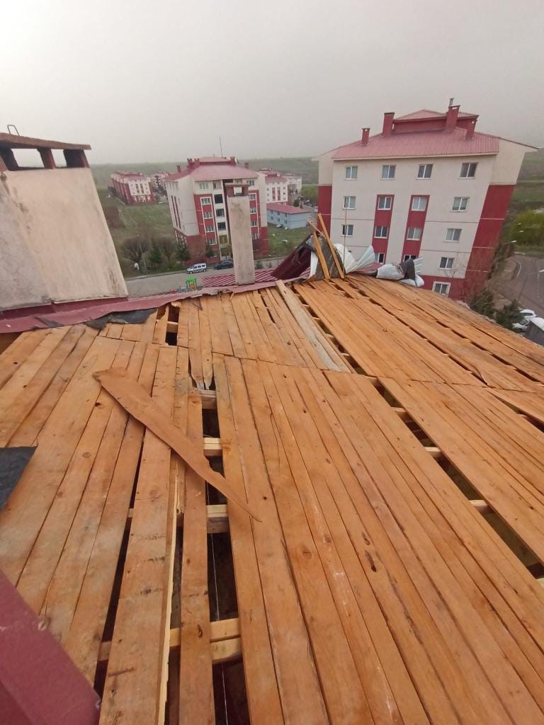 Bingöl’de şiddetli rüzgar nedeni ile binaların çatıları uçtu