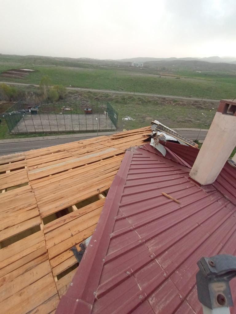 Bingöl’de şiddetli rüzgar nedeni ile binaların çatıları uçtu