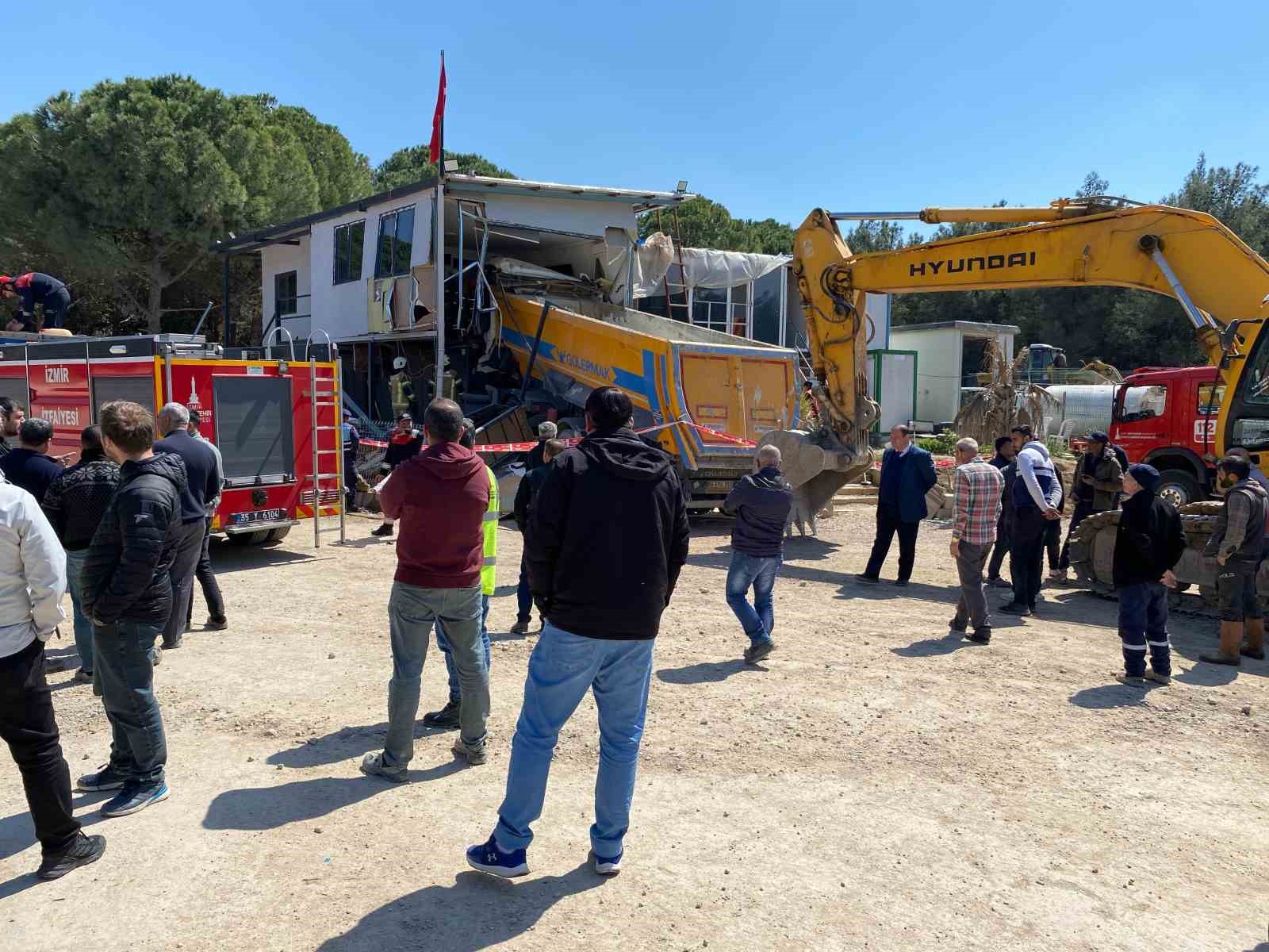Hafriyat kamyonu konteynıra çarptı, sürücü hayatını kaybetti