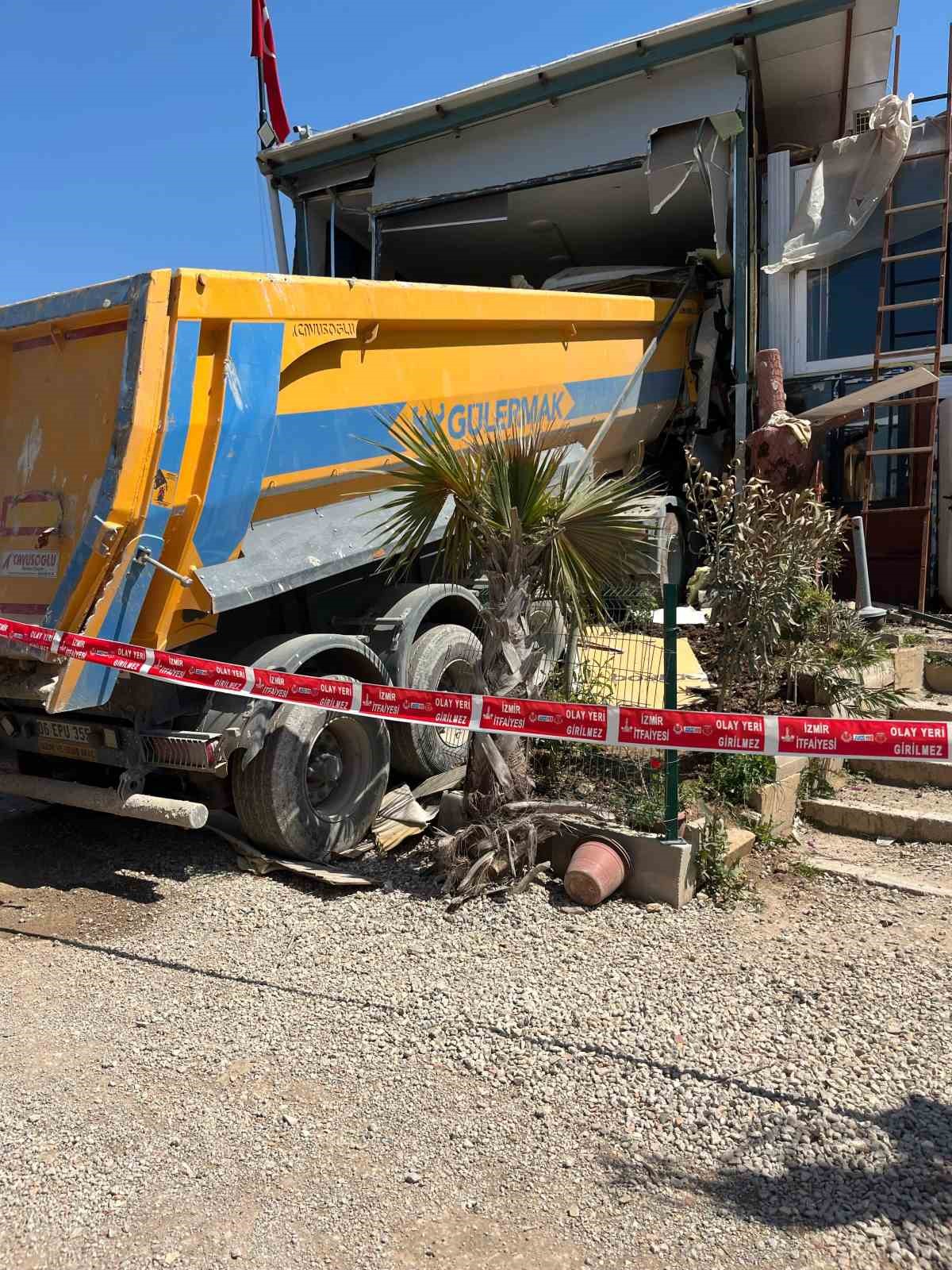 Hafriyat kamyonu konteynıra çarptı, sürücü hayatını kaybetti