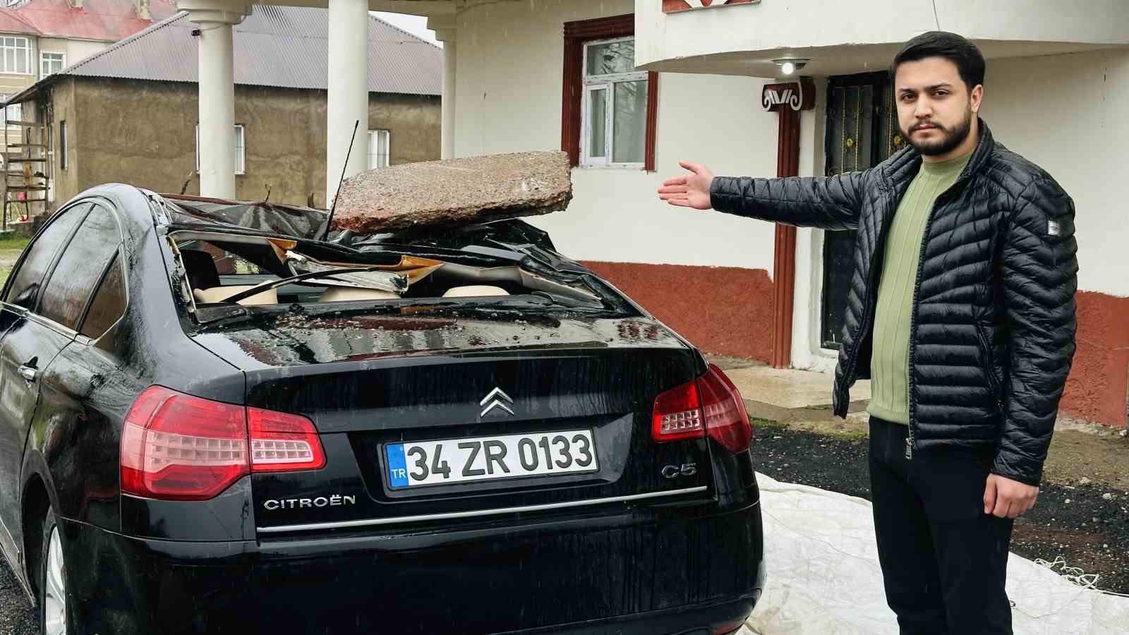 Yüksekova’yı fırtına vurdu: Çatılar uçtu, bir araç hasar gördü