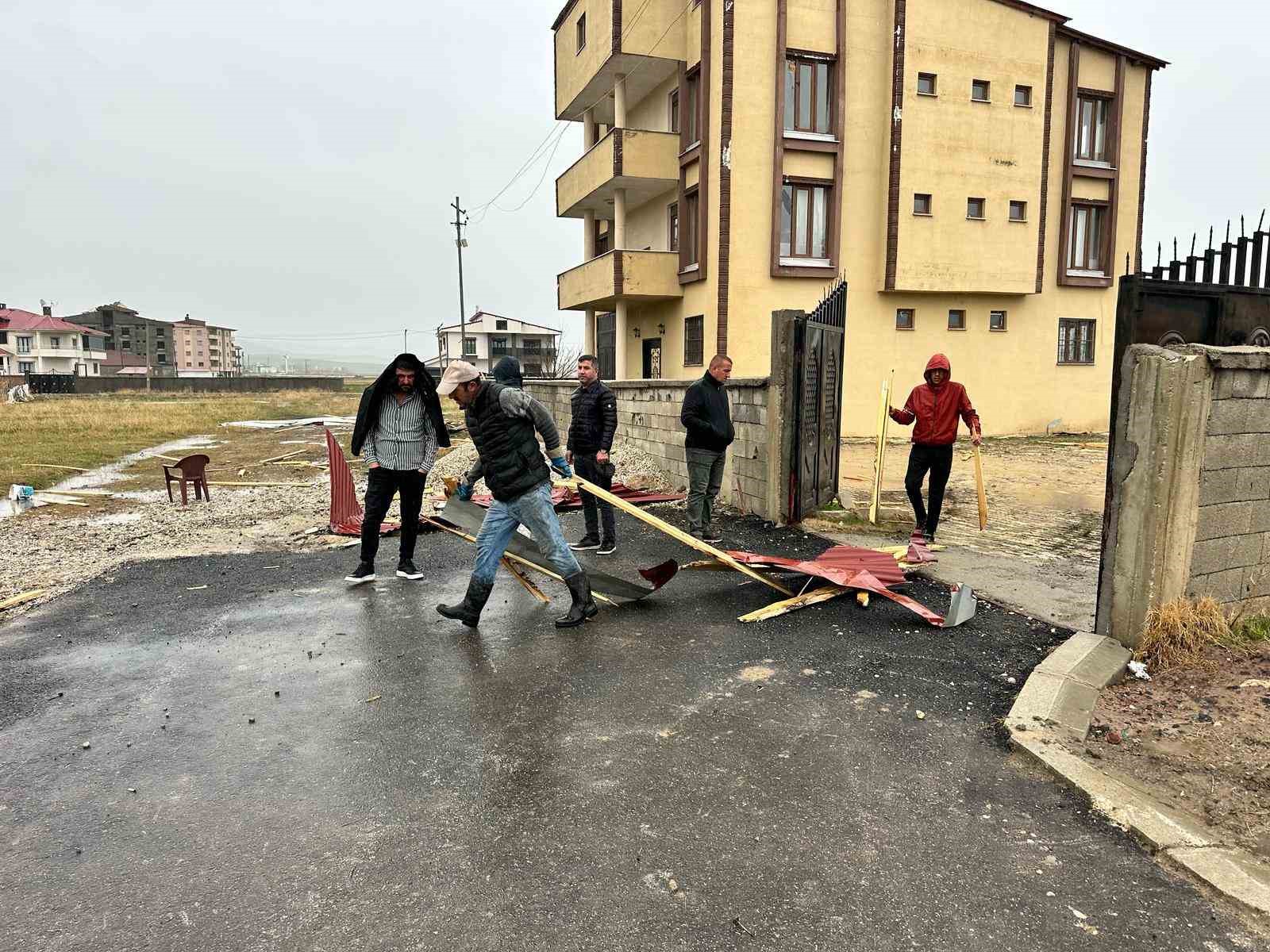 Y&uuml;ksekova&rsquo;yı fırtına vurdu: &Ccedil;atılar u&ccedil;tu, bir ara&ccedil; hasar g&ouml;rd&uuml;
