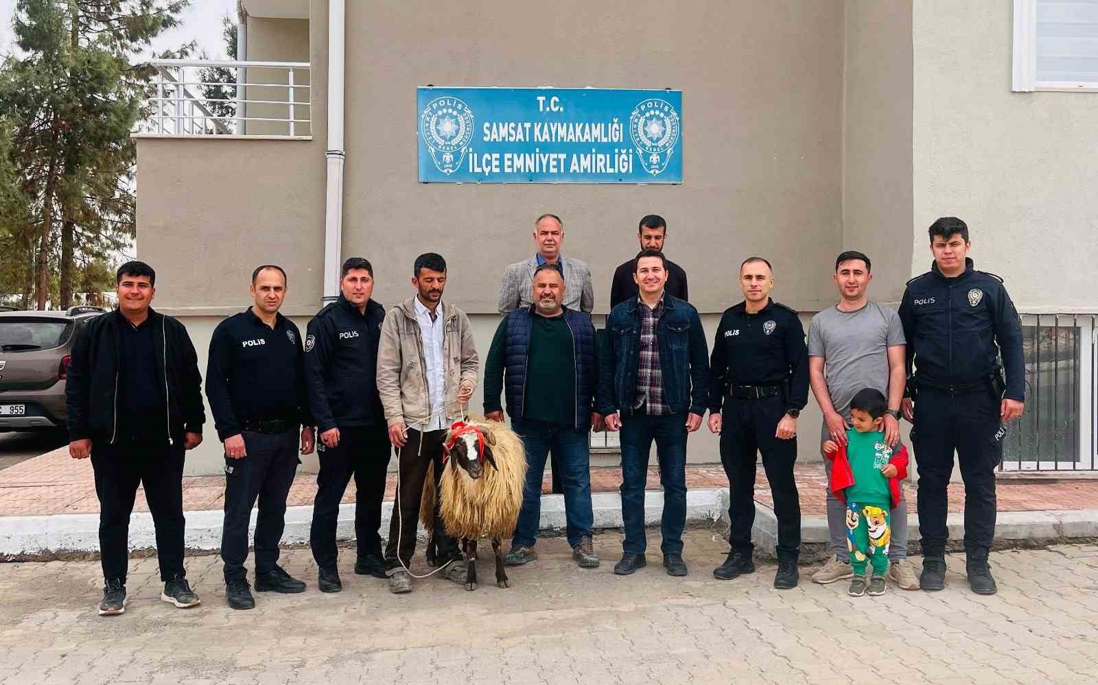 Vatandaş, polis için koç kesti