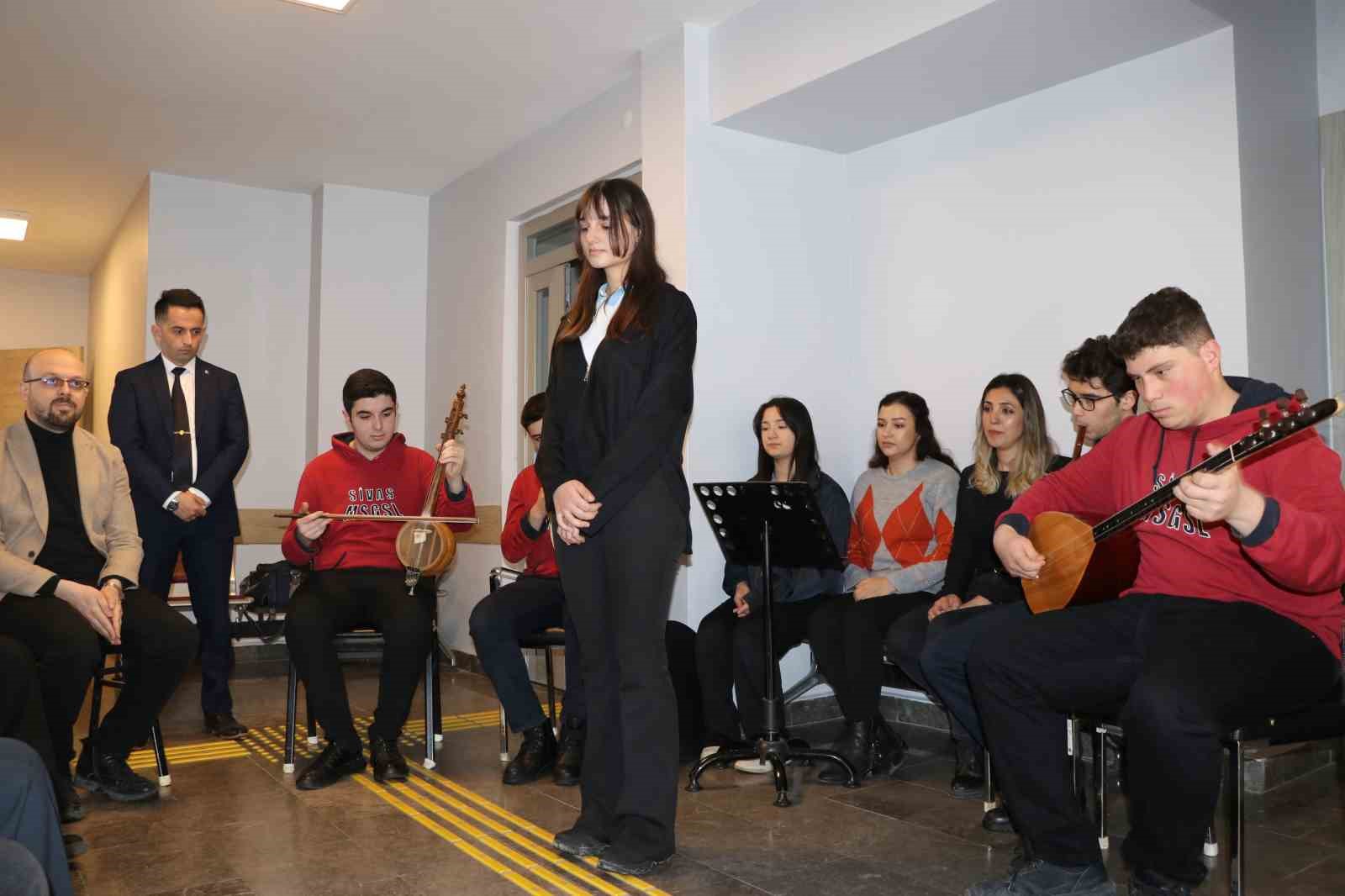 Güzel Sanatlar Lisesi öğrencileri, polisler için söyledi