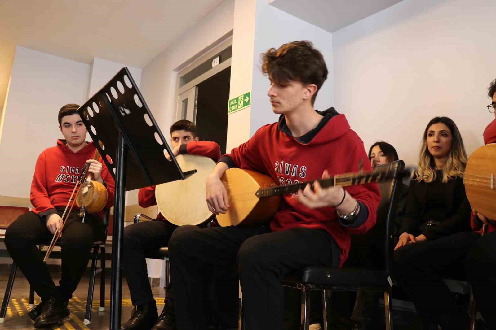 Güzel Sanatlar Lisesi öğrencileri, polisler için söyledi