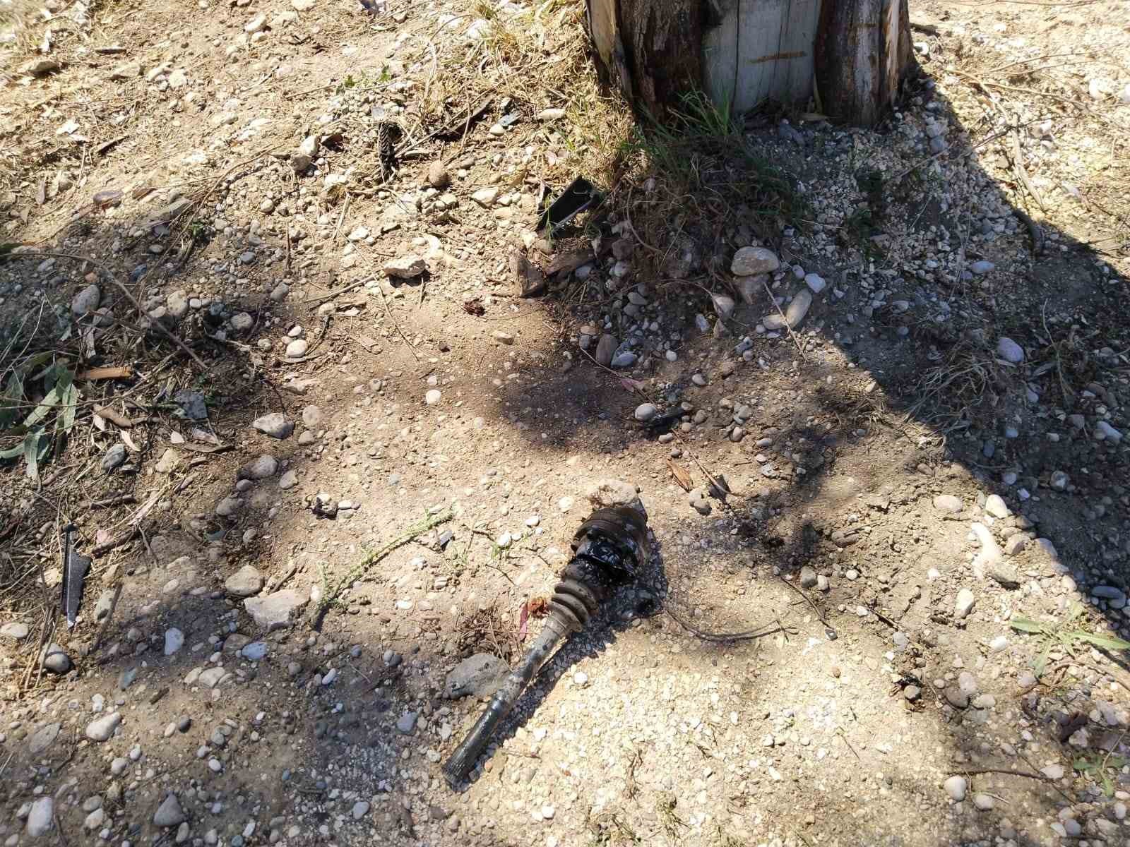 Otomobil ters döndü, tekeri koptu, sürücü yara almadan kurtuldu