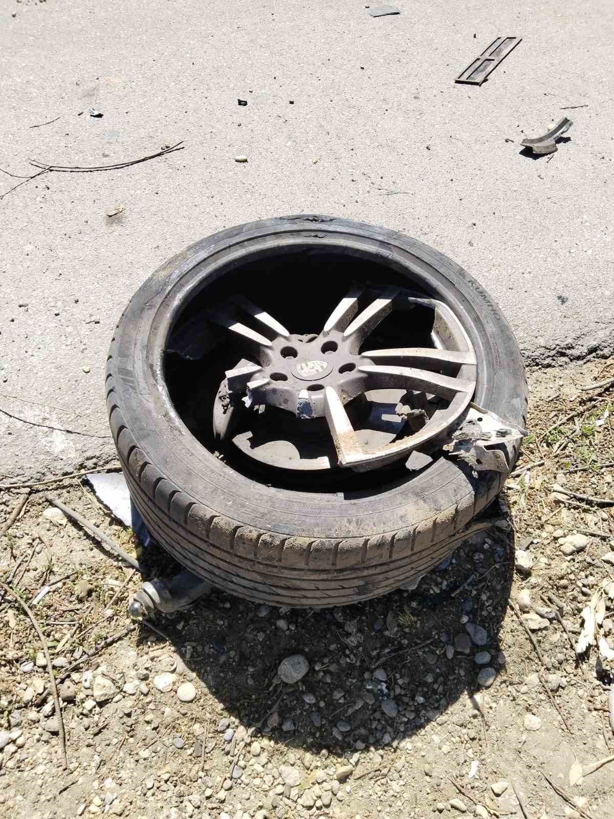 Otomobil ters döndü, tekeri koptu, sürücü yara almadan kurtuldu