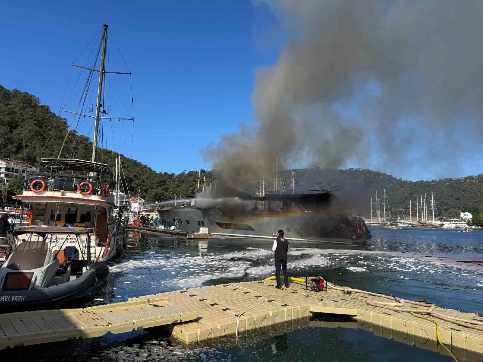 Tekne yangınına Muğla Büyükşehir’den anında müdahale