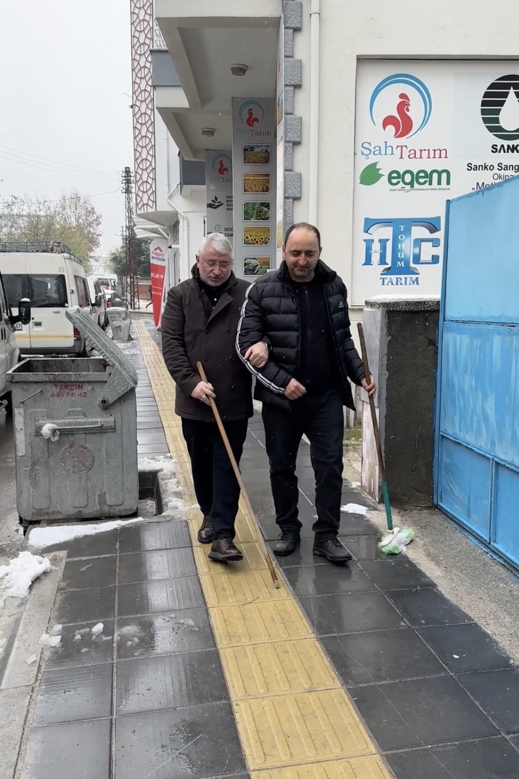 Belediye başkanı esnafa bastonu verdi, gözünü kapattı: Kaldırımdaki duyarsızlığı böyle gösterdi