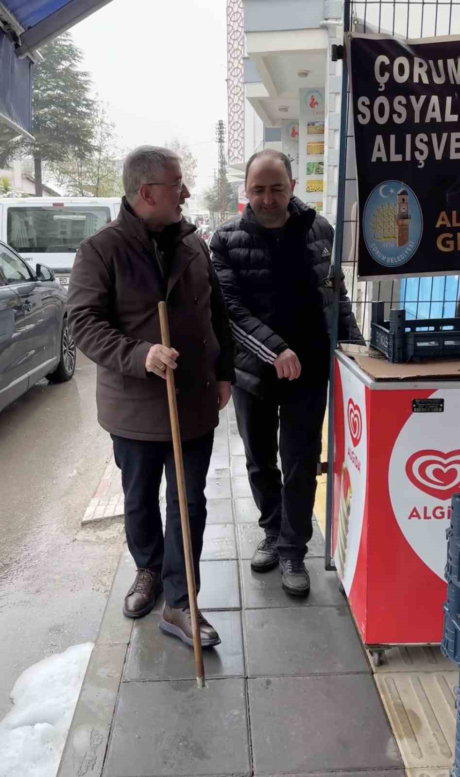 Belediye başkanı esnafa bastonu verdi, g&ouml;z&uuml;n&uuml; kapattı: Kaldırımdaki duyarsızlığı b&ouml;yle g&ouml;sterdi
