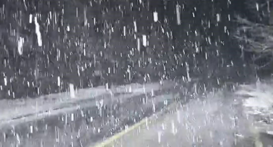 Türkiye’nin tek biyosfer rezerv alanı Macahel’de nisanda kar yağdı