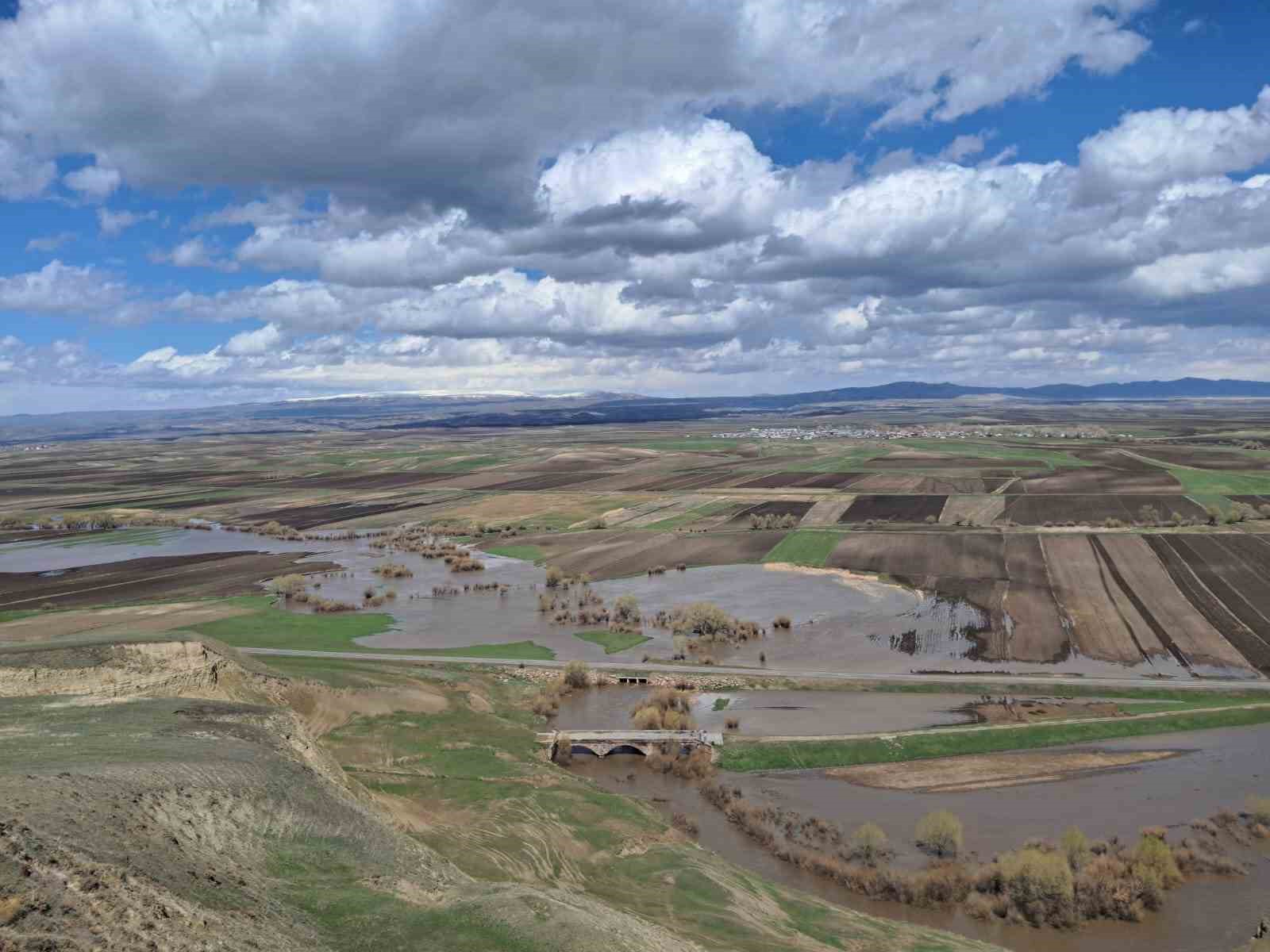 Akyaka’da tarım arazileri sulara gömüldü