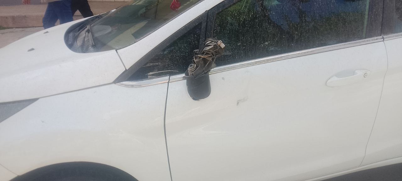 Park halindeki otomobili tekmeleyip aynasını kırdı