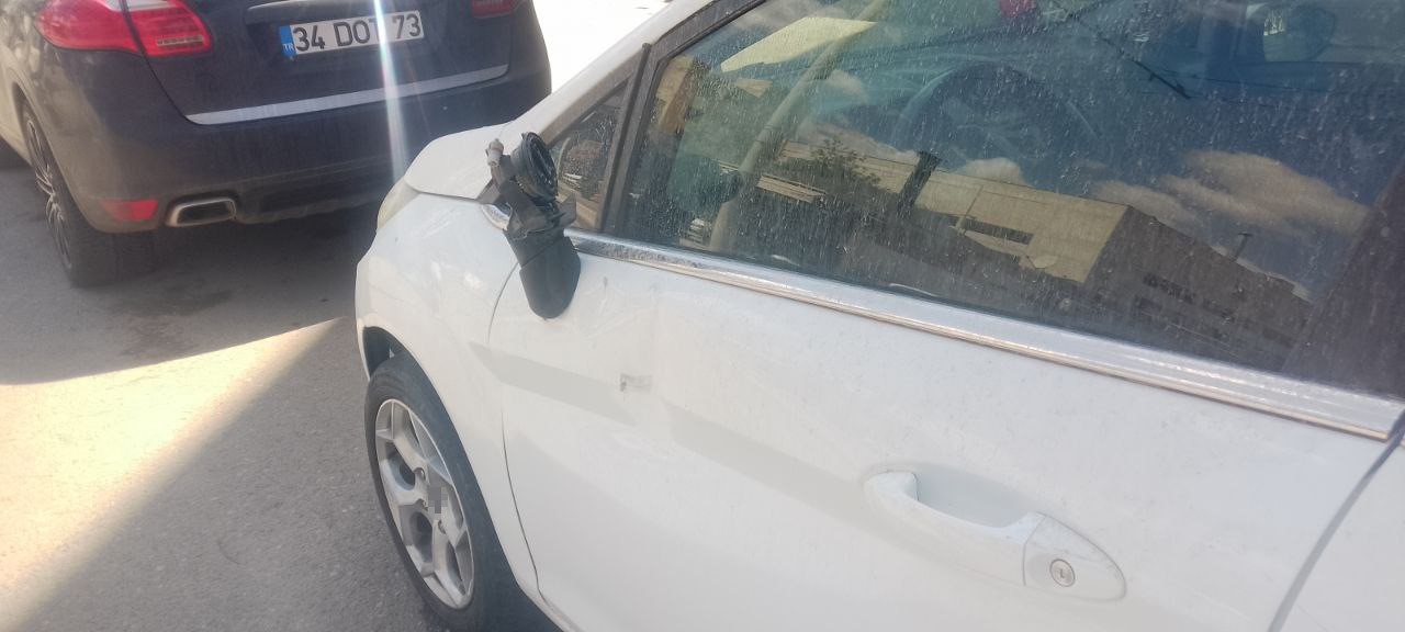 Park halindeki otomobili tekmeleyip aynasını kırdı
