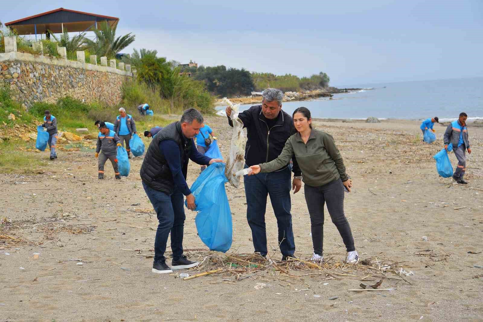 Alanya’da kum zambakları ile caretta carettaların yaşam sahaları temizlendi