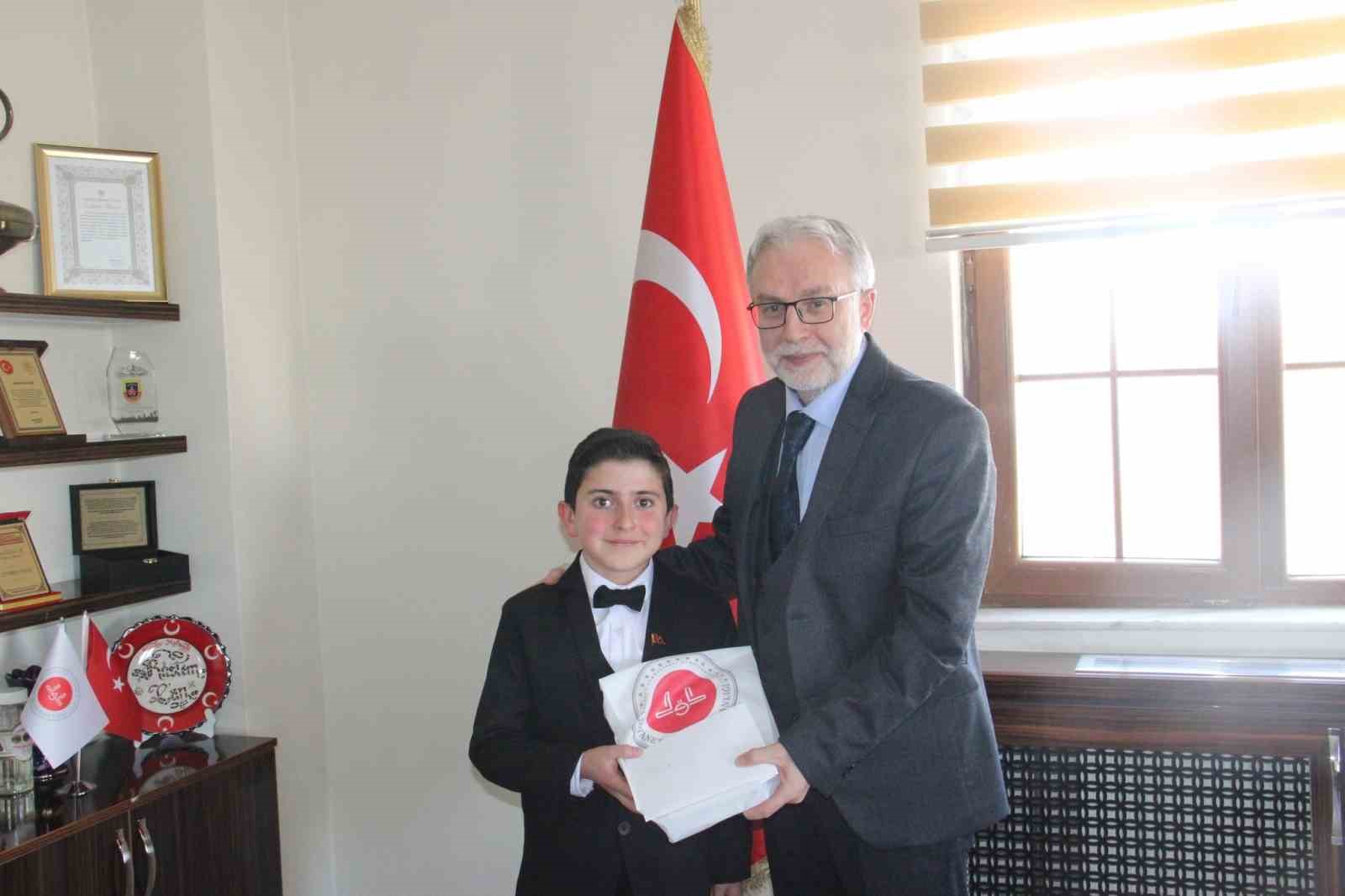 Şiir yarışmasının &ouml;d&uuml;lleri dağıtıldı
