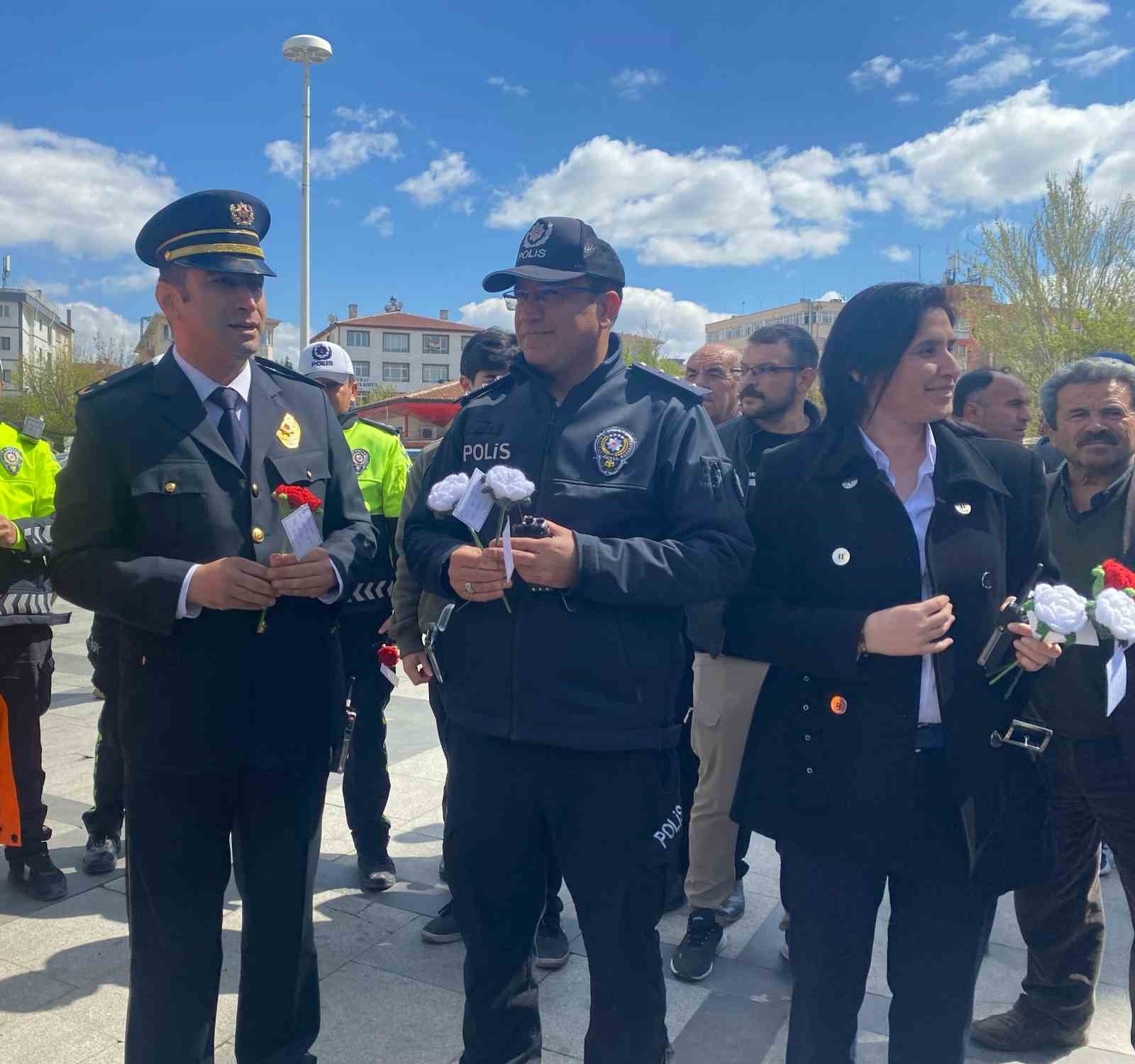 Sincan’da gençler polis memurlarına sürpriz yaparak karanfil dağıttı