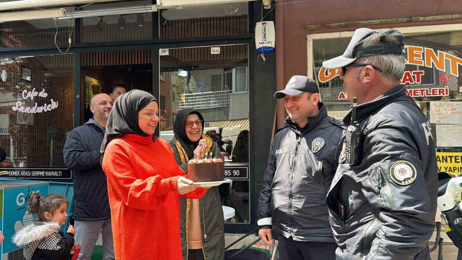 Yalova’da kavga ihbarına giden polislere pasta sürprizi