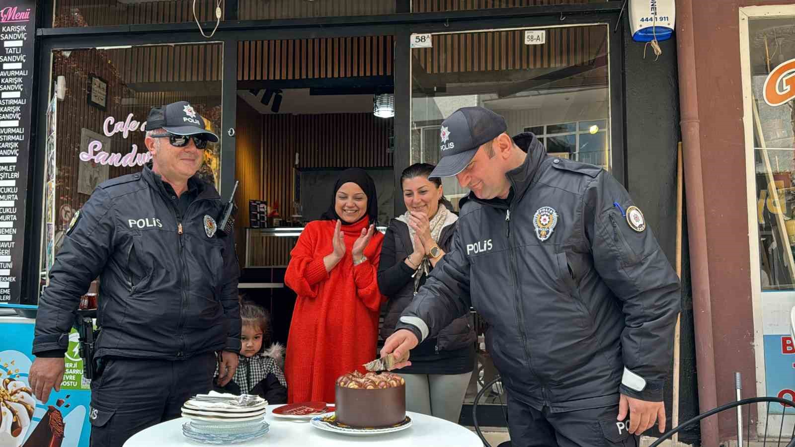 Yalova&rsquo;da kavga ihbarına giden polislere pasta s&uuml;rprizi
