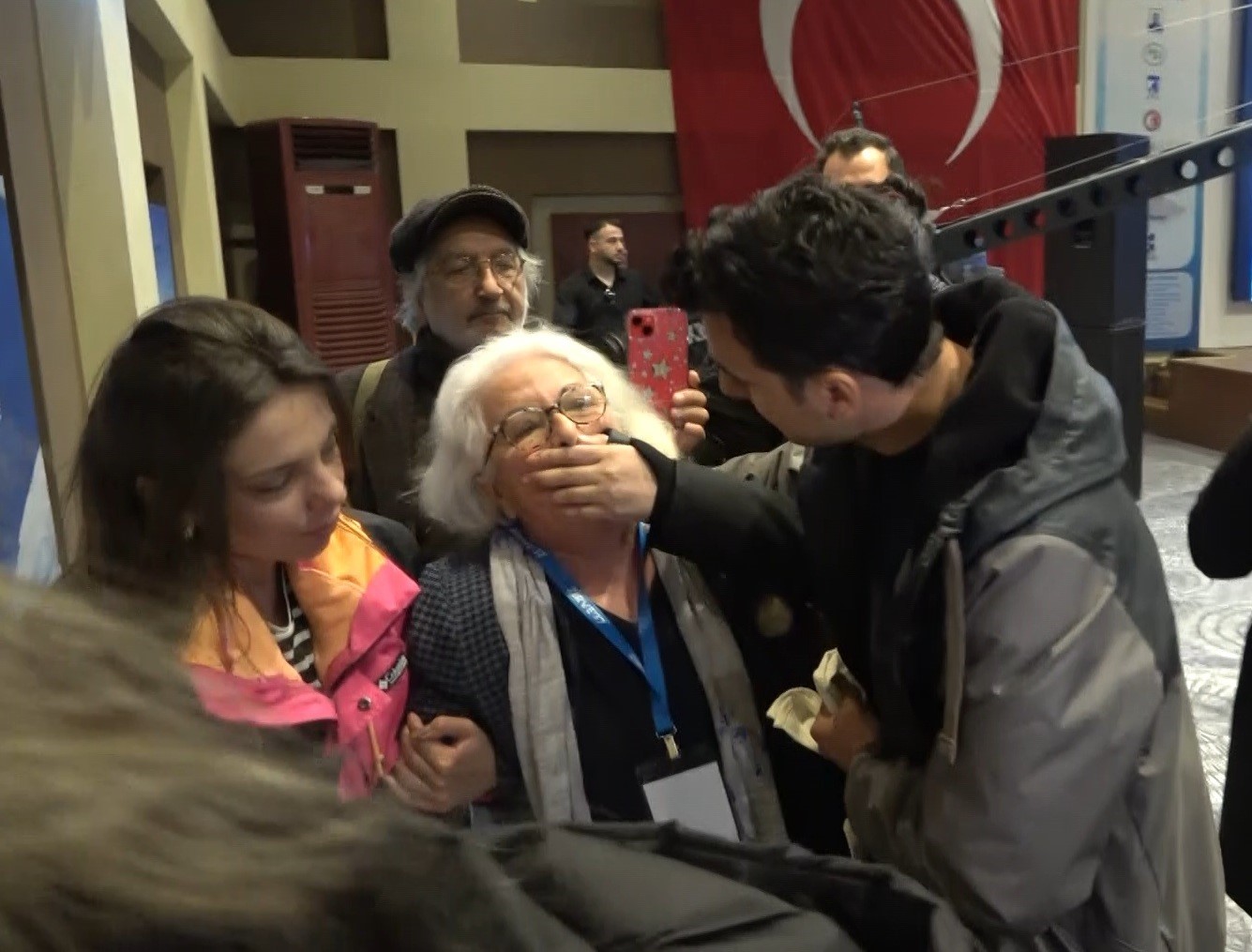 Çanakkale’de Su Zirvesinde kriz, su zirvesine sponsor olan maden firmalarına çevreciler tepki gösterdi