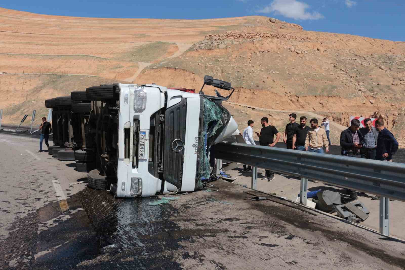 Cizre’de freni boşalan tır devrildi: 1 yaralı