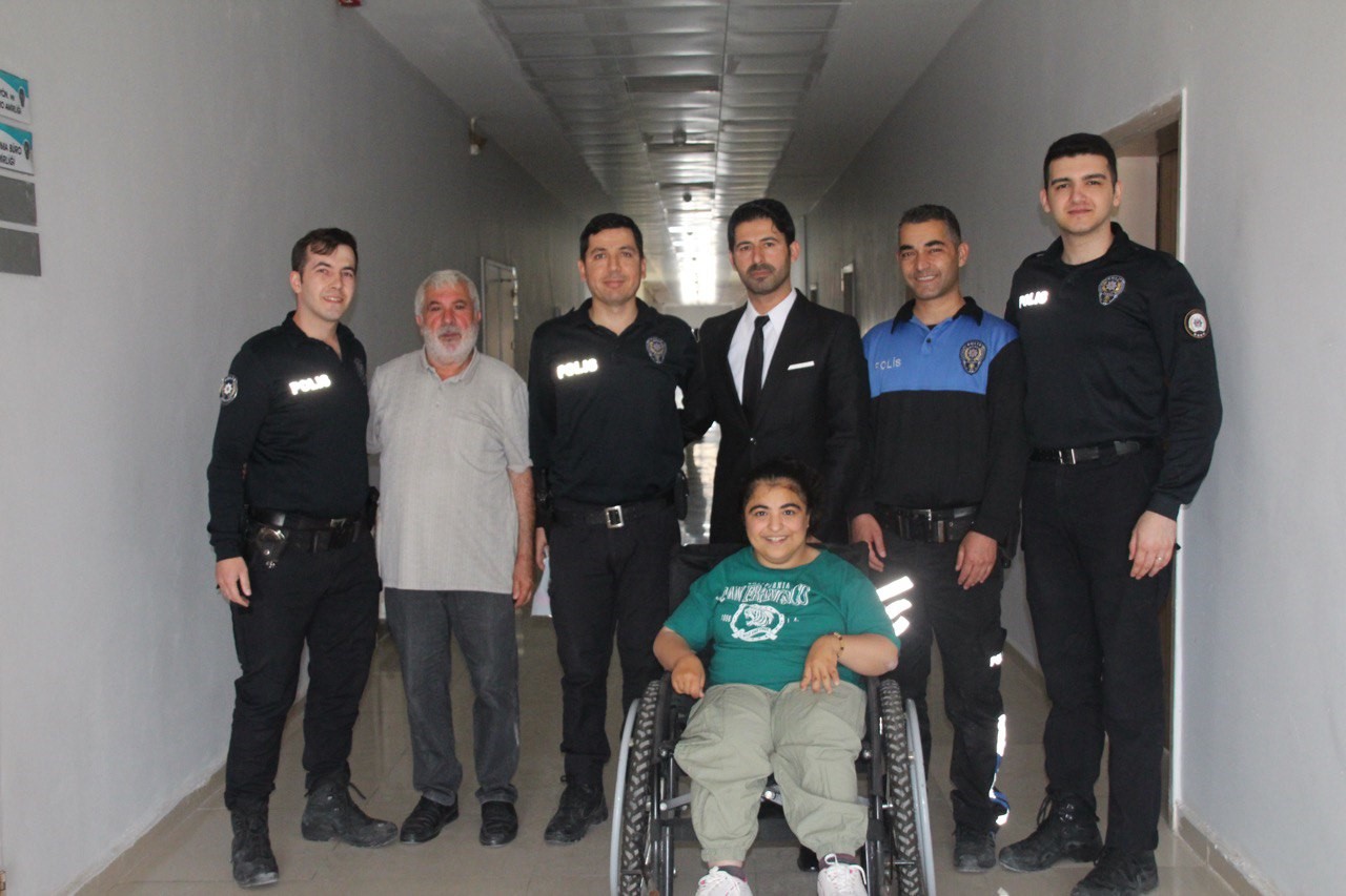 Polislere sürpriz yapmak isterken tekerlekli sandalyesinin şarjı bitti, yardımına yine polisler yetişti