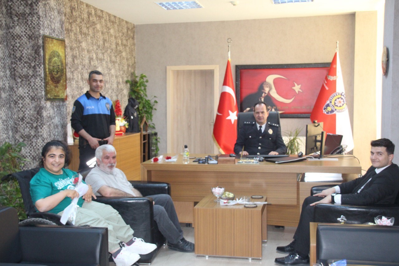 Polislere s&uuml;rpriz yapmak isterken tekerlekli sandalyesinin şarjı bitti, yardımına yine polisler yetişti
