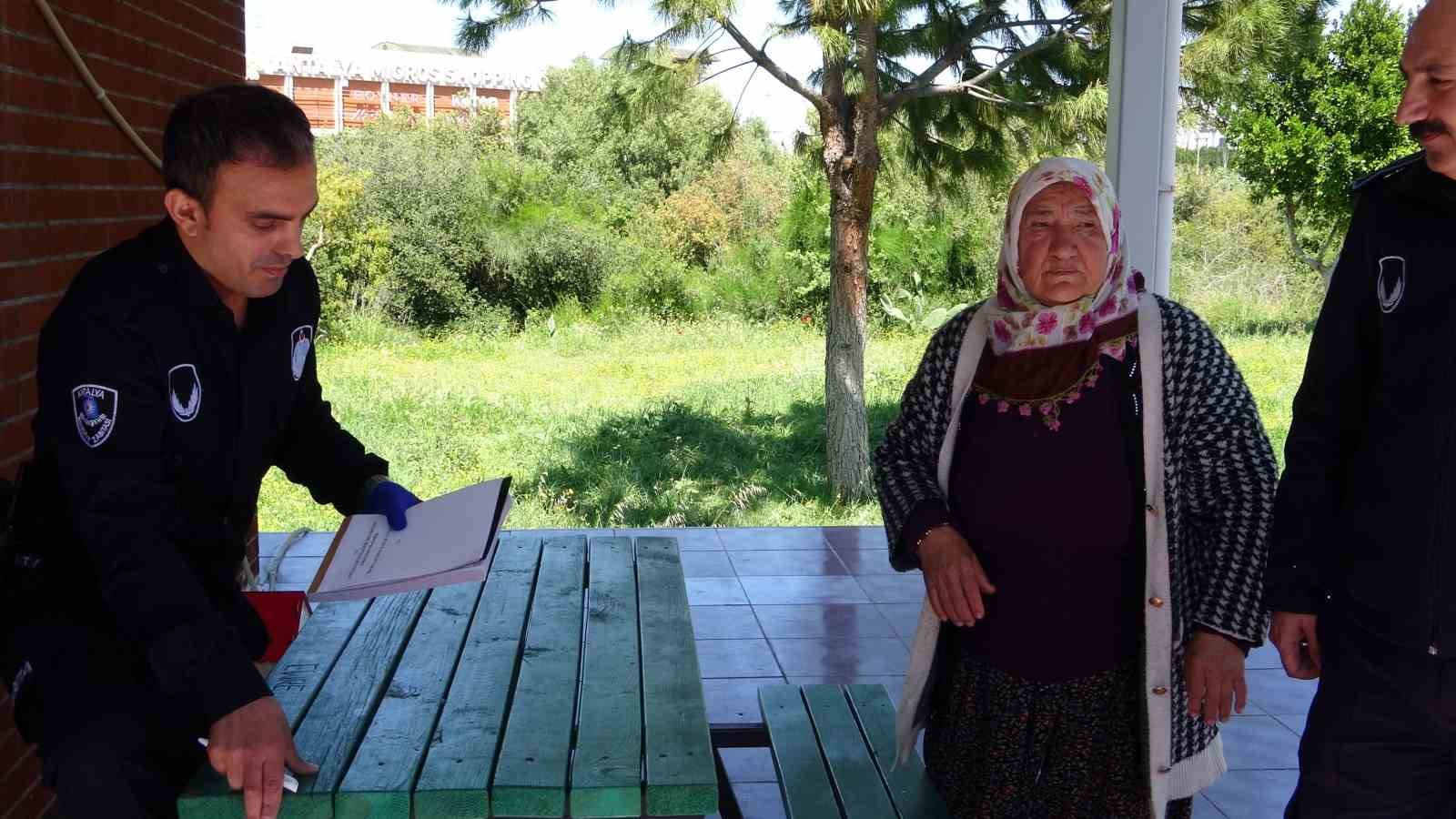 Dilencinin &uuml;zerinden emekli maaş dekontu ile birlikte 2 bin 479 TL, ziynet eşyası ve banka c&uuml;zdanı &ccedil;ıktı

